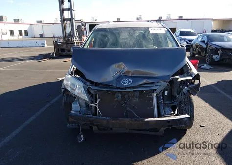 2014 Toyota Sienna Xle 7 Passenger z USA, uszkodzony, nr VIN 5TDDK3DC9ES088570